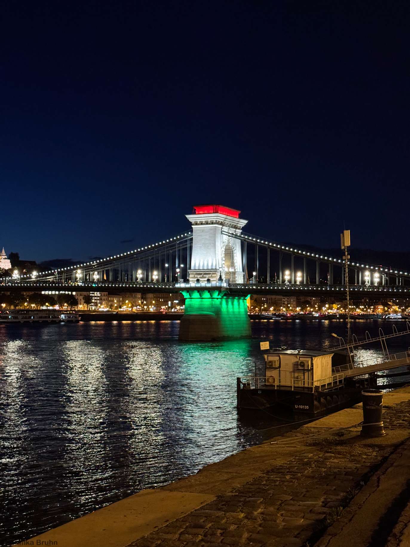 Kettenbrücke in Nationalfarben